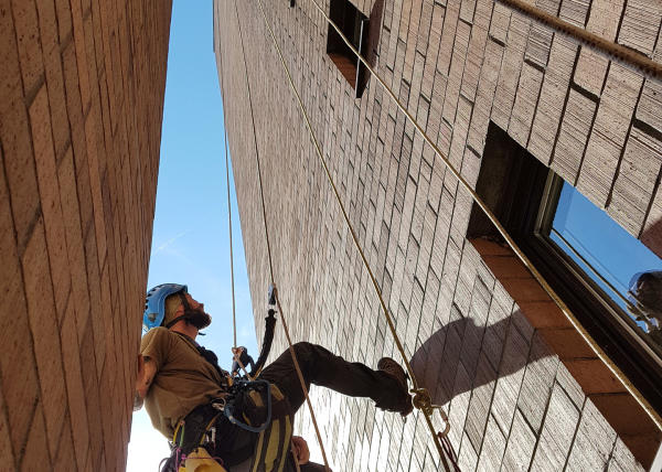 Montage Wasserleitung an zwei Hochhäusern im Alpenblick in Cham