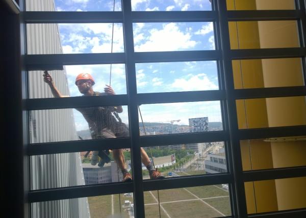 Glasreinigung Gewerbehaus
