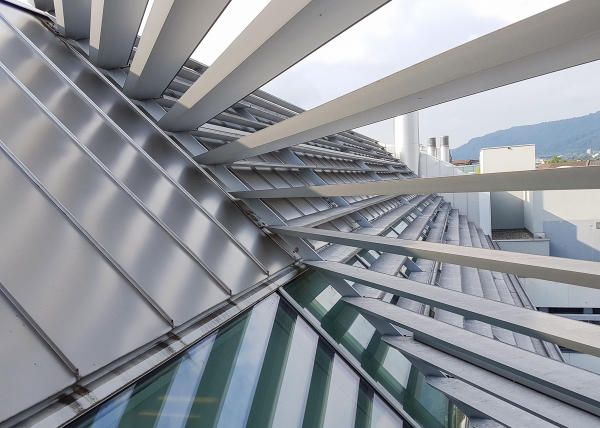 Kontrolle und Verstärkung von Beschattungslamellen auf Geschäftshaus