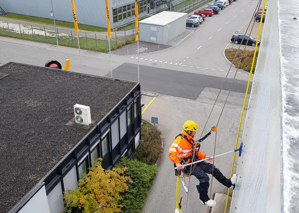 Fassadenreinigung an einem Lagerhaus