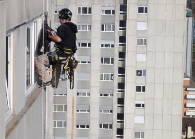 Blitzschutz Montage am Seil, Blitzableiter an 55m-Hochhaus am hängenden Seil