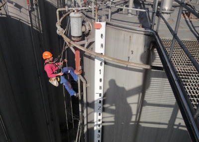 Elektroinstallation in Tanklager, Arbeit am hängenden Seil