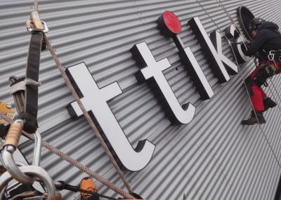 Leuchtwerbung demontieren für Revision und anschliessene Wiedermontage