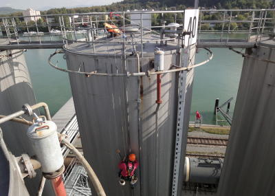 Elektroinstallation in Tanklager, Arbeit am Seil, Höhenarbeit