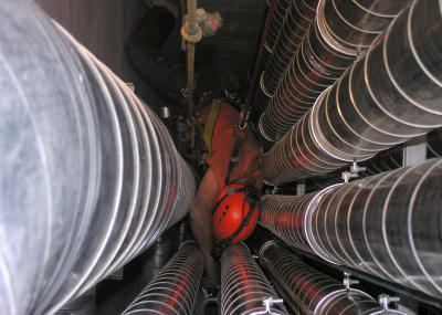 Montage am Seil, Abluftrohre in einem engen Schacht, Seilarbeit