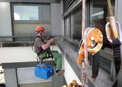 Montage Taubenschutz am Seil, Seilarbeit