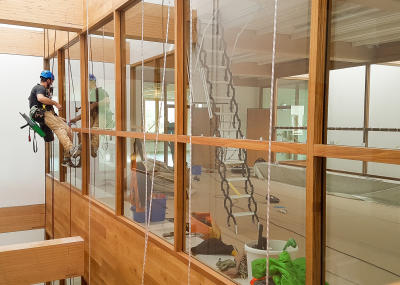 Reinigung von zwei Lichthöfen in einem Schulhaus