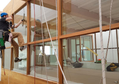 Reinigung von zwei Lichthöfen in einem Schulhaus