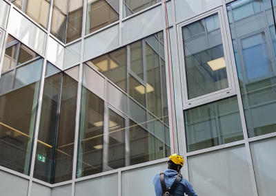 Reinigung Innenhof Pflegezentrum