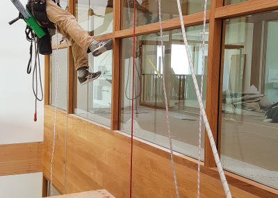 Reinigung von zwei Lichthöfen in einem Schulhaus