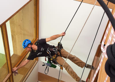 Reinigung von zwei Lichthöfen in einem Schulhaus