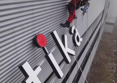 Leuchtwerbung montieren am Seil an schwer zugänglicher Stelle